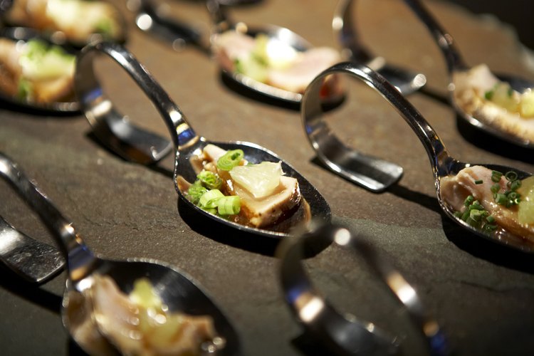 Probar los ingredientes mientras cocinas, así como degustar su plato terminado antes de servirlo es parte importante de la atención de un chef a la calidad.