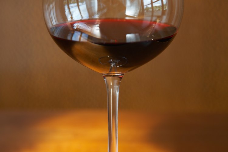 El vino tinto es mejor que el blanco para reducir el colesterol.