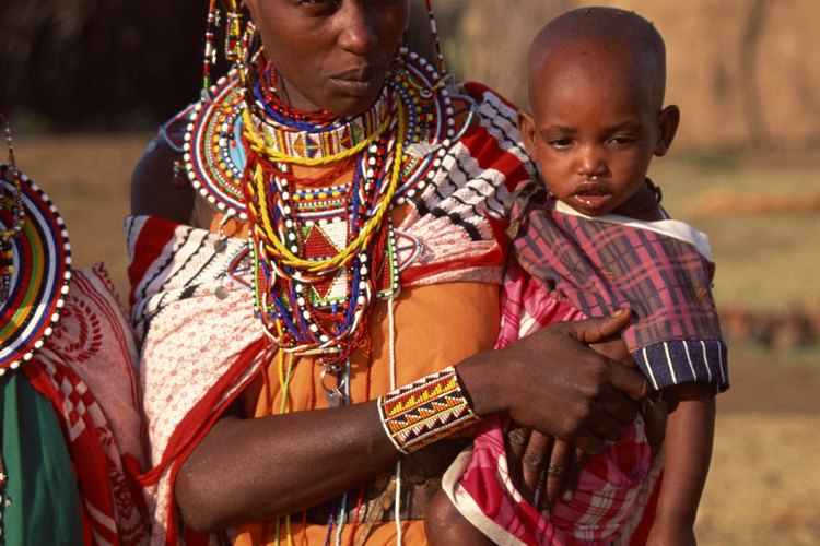Comprar en tiendas solidarias ayuda a mujeres en países del tercer mundo.