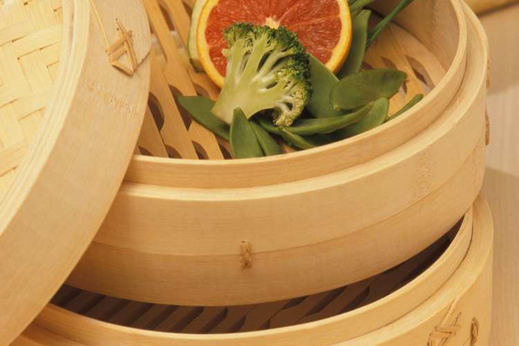 Las vaporeras de bambú están diseñadas para ser puestas en un wok de agua hirviendo para cocinar con vapor.