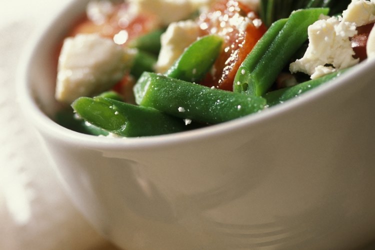Una ensalada griega se completa con queso feta desmoronado.