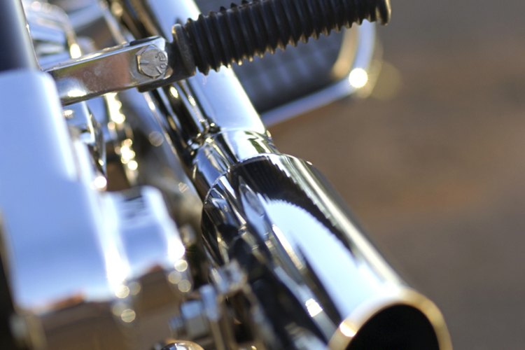 El cromo brillante se usa como acabado en caños de escape y otras partes de motocicleta.