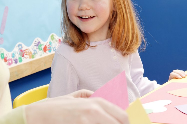 Las manualidades ayudan a los niños a aprender haciendo cosas.
