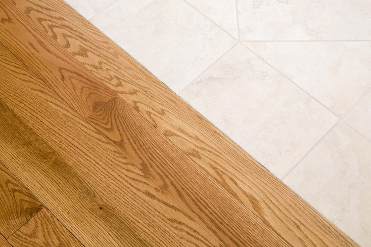 Mientras quites el cemento de la madera, debes protegerla tanto como sea posible.