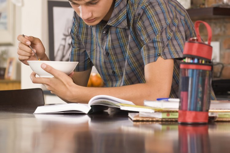 Demasiada tarea puede tener un impacto negativo en tu hijo adolescente.