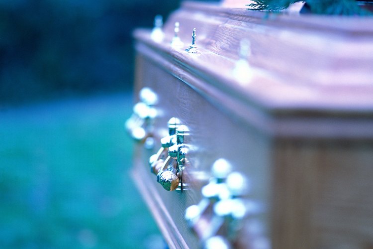 Las invitaciones al funeral deben ser tan claras y simples como sea posible.