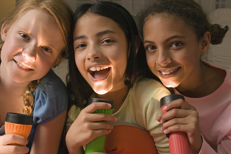 Juega con linternas en la próxima velada con amigos de tu hija.