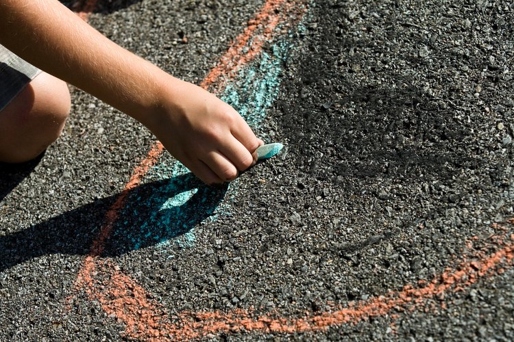 Una línea de tiza de color puede parecer que bloquea a las hormigas, pero es sólo algo temporario.