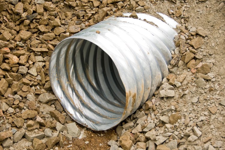 Un buen sistema de drenaje puede evitar que el agua se acumule en tu jardín.