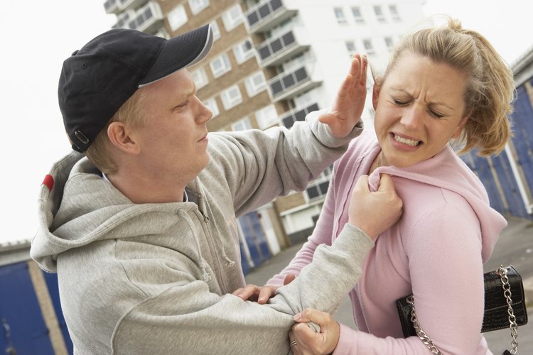 Los signos de abuso físico incluyen hematomas u otras lesiones inexplicables.
