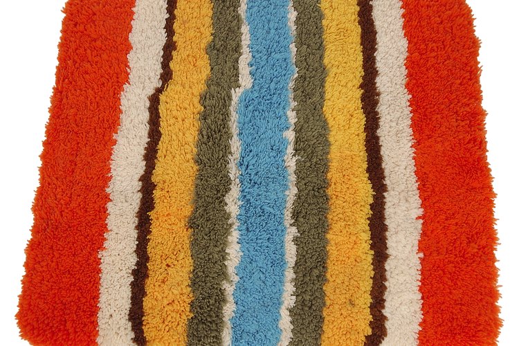 Las alfombras comúnmente pueden clasificarse según el modelo de nudo que siguen y el sistema utilizado. Existen alfombras en nudo (con menor o mayor espesor), alfombras rasuradas y alfombras mixtas (nudo y rasurado sobre el mismo lienzo).