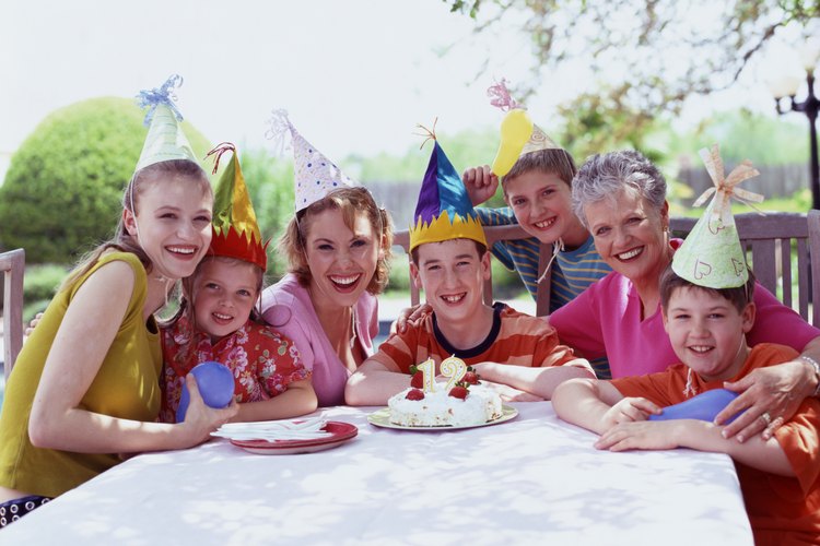 La familia y los amigos pueden estar juntos para hacer especial el cumpleaños del adolescente.