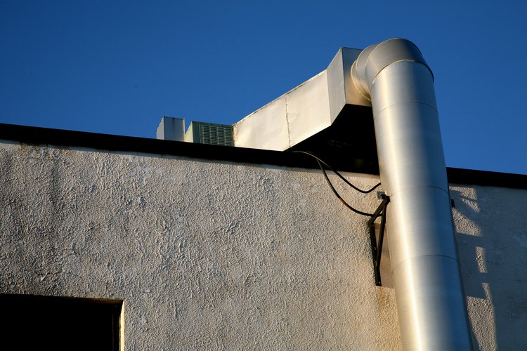 La instalación de las unidades comerciales de aire acondicionado requieren un equipo más especializado que los sistemas residenciales.
