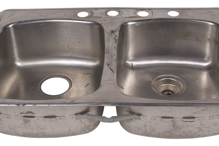 Una línea de agua de grifo de cocina es de 1/2 pulgada (1,27 cm) de diámetro.