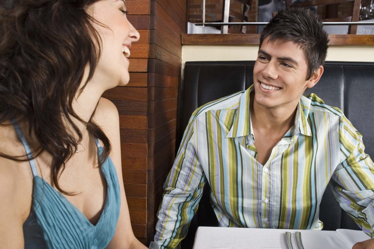 Muéstrale a un hombre tu interés y tendrá la confianza suficiente para invitarte a salir.