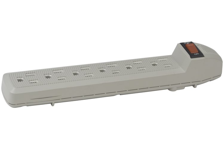 Algunas tiras de enchufes eléctricos ofrecen protección contra aumentos en el voltaje.
