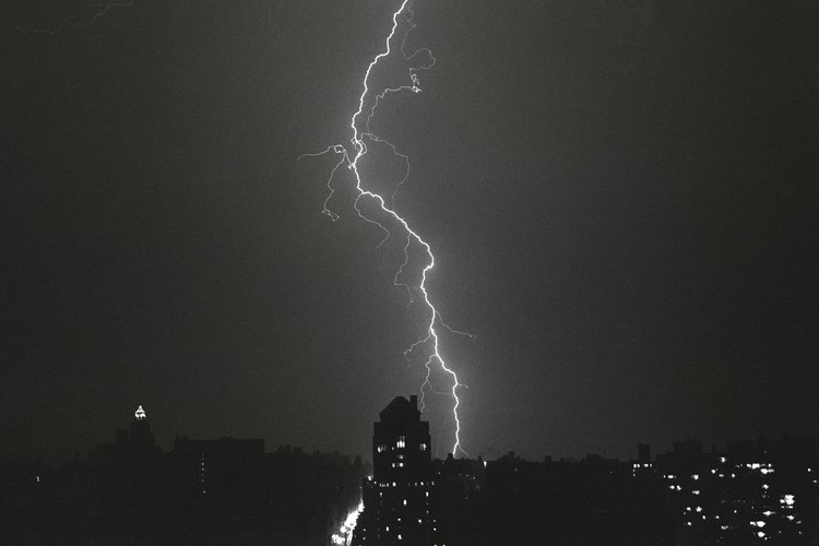 La fricción en las nubes causa electricidad estática que se descarga como un relámpago.