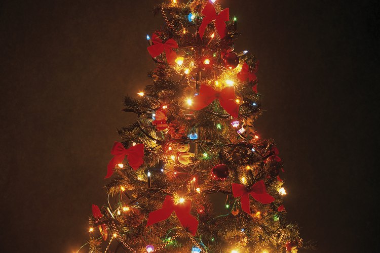 Puedes usar un árbol artificial que te servirá todos los años.