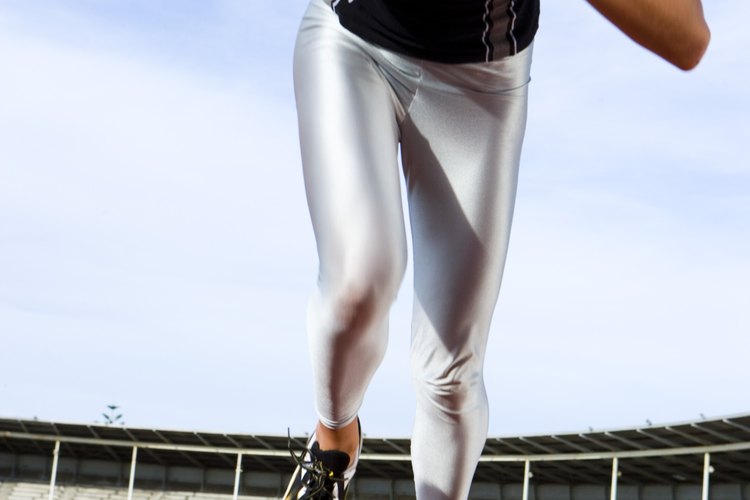 Los relojes deportivos Armitron de la serie All-Sports incluyen un cronómetro que te permite medir el tiempo de tus vueltas alrededor de una pista.