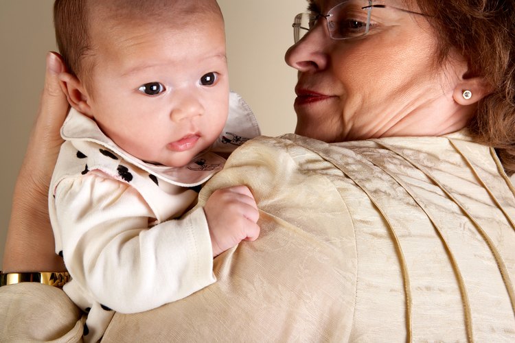 La ley sólo reconoce el derecho de custodia o visita de los padres biológicos o adoptivos del niño.
