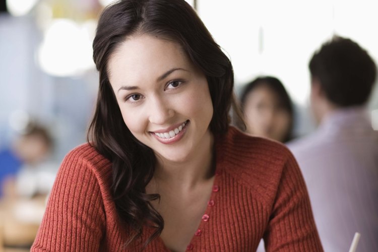 Las expresiones faciales que se emplean para manifestar felicidad son las mismas en todas las culturas.