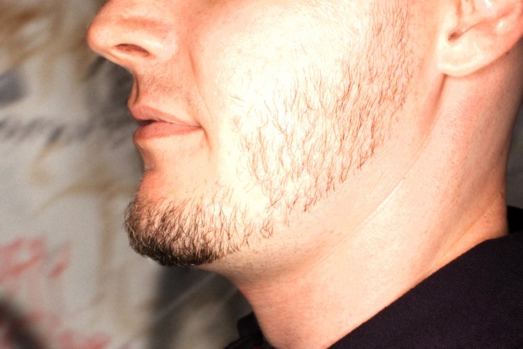 Mantén tus patillas cortas y tu barba un poco más larga para una integración apropiada.