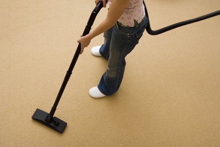 Mujer aspirando el piso.