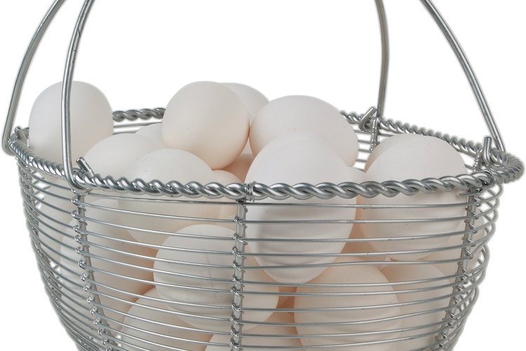 Revisa la frescura de los huevos antes de cocinarlos y así evitar enfermedades transmitidas por los alimentos.