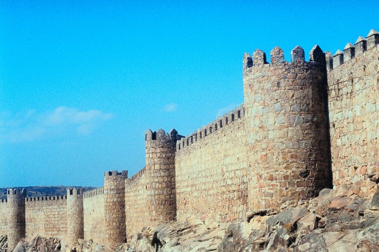 Las murallas del castillo se construyeron para resistir los ataques de catapultas.