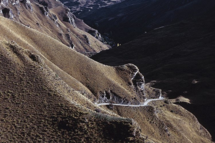 Conduce el vehículo por una carretera desigual.