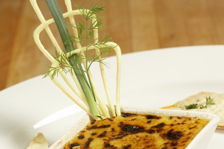 El flan es un delicioso postre español de natillas y azúcar caramelizada.