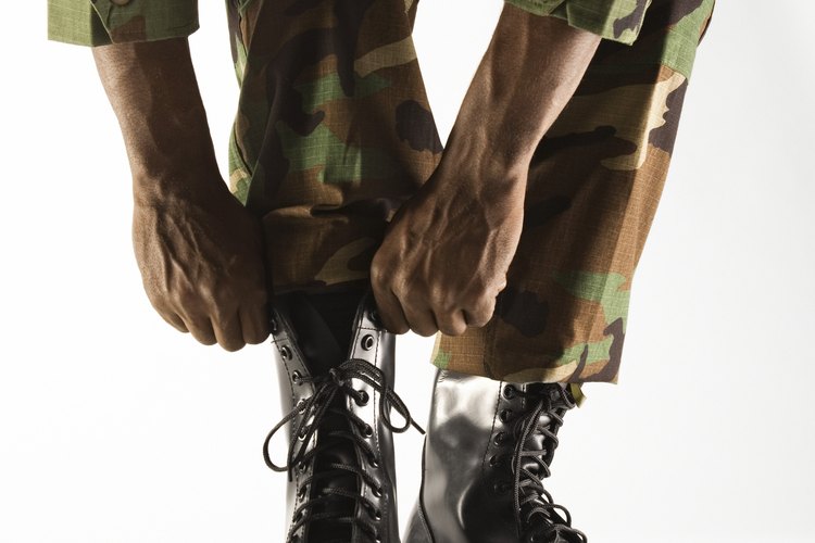 Aunque este uniforme ha sido eliminado del uso militar, aún se requiere que se abuchone.