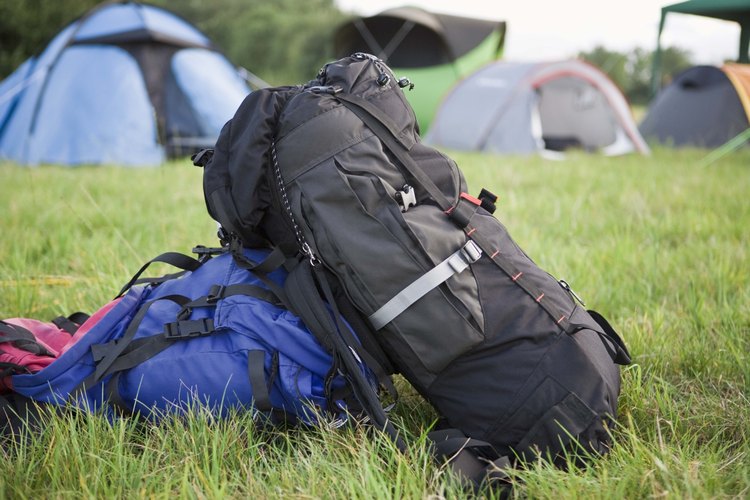 Lleva una tienda de campaña en tu mochila para tu viaje de fin de semana.