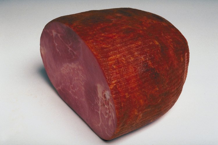 El envolver bien el jamón antes de congelarlo lo mantiene fresco.