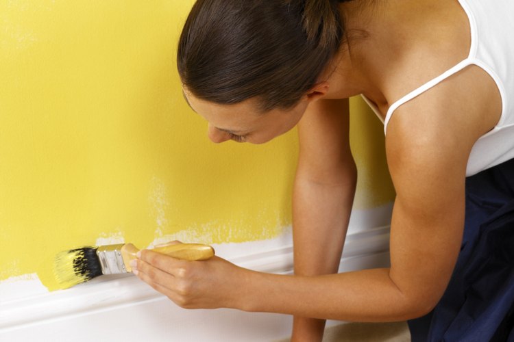 Aplica masilla antes de pintar para ocultar las imperfecciones de la pared.