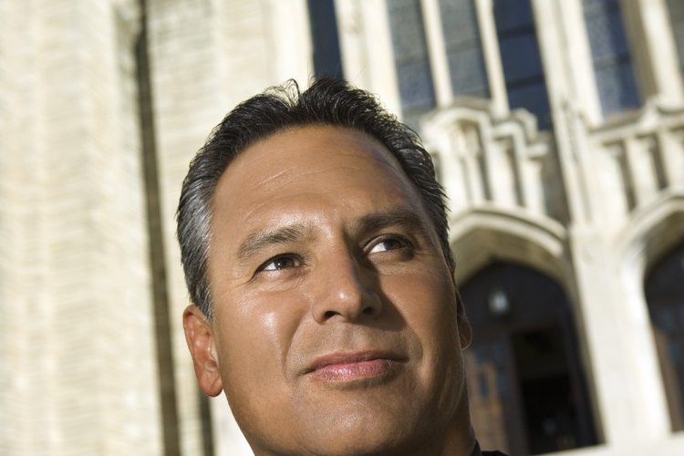 Programa una reunión con el sacerdote para rezar y discutir el asunto en cuestión.