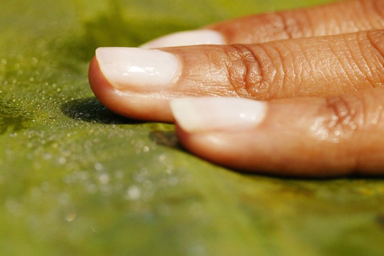 Mantén tus uñas limpias y prolijas.