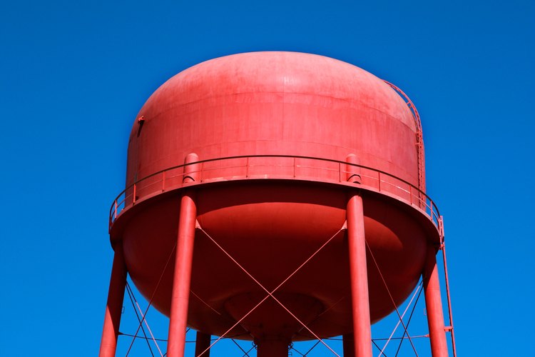 Las grandes torres de agua sirven para comunidades enteras; las torres domésticas pueden hacerse mucho más chicas.