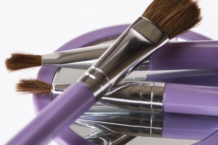 Las consultoras de belleza Mary Kay trabajan con las clientas para crear la apariencia perfecta de belleza.