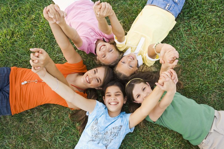 Pídele a los niños que resuelvan un problema dentro del grupo.