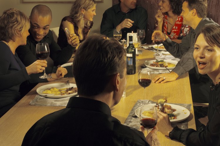 En una cena a la canasta, los invitados llevan sus propias recetas.