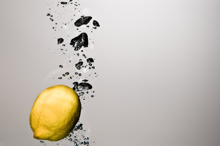 El agua alcalina con limón puede ayudar a equilibrar el pH interno del cuerpo.