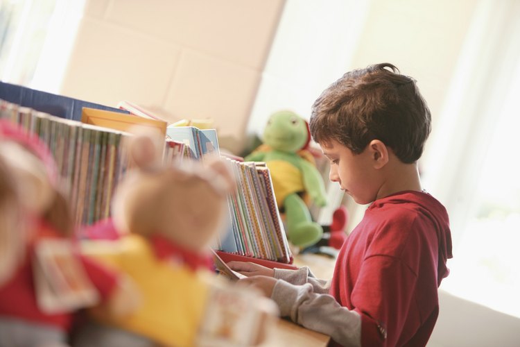 Los niños en edad preescolar disfrutan ojeando libros ilustrados.