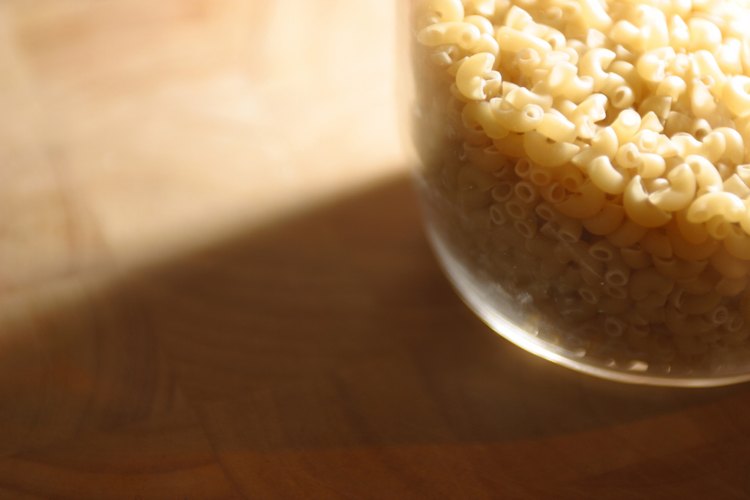Haz macarrones con queso rápidamente desde cero.