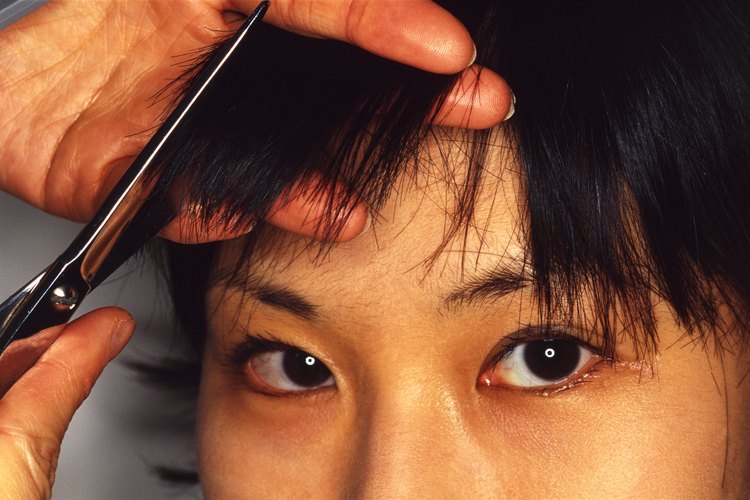 Si tiñes tu cabello de color negro puedes cubrir las canas.