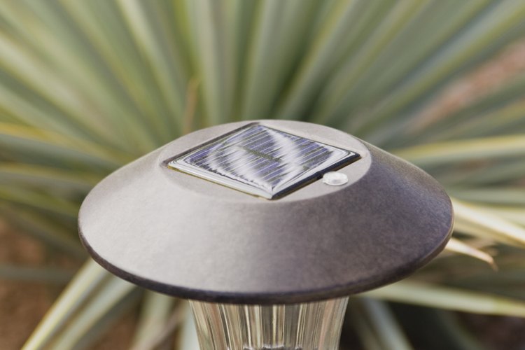 Las luces solares para el jardín son fáciles de instalar.