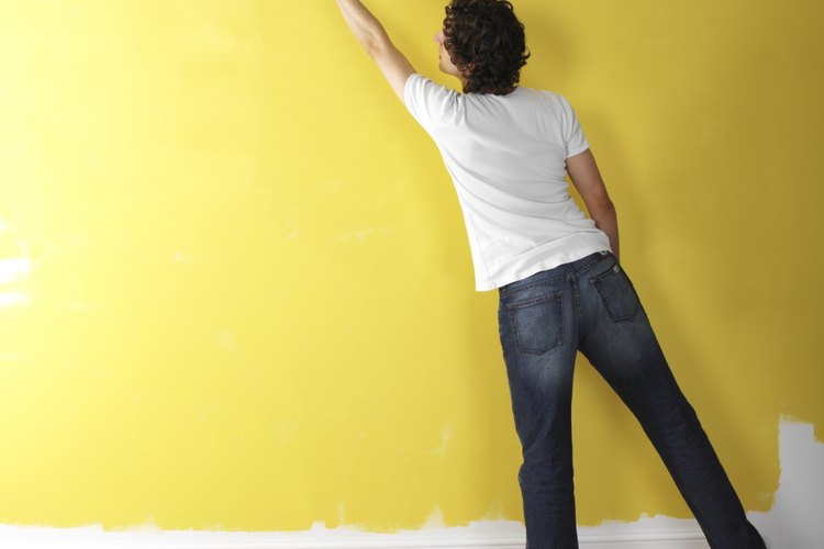 Hombre pintando la pared.