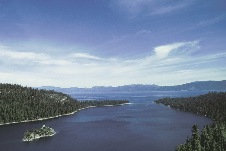 Emerald Bay de Lake Tahoe es una de muchas vistas impresionantes en El Dorado County.