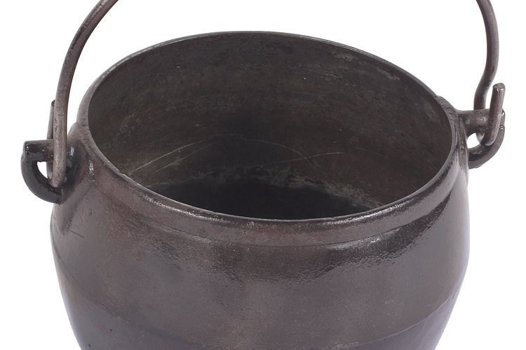 Estos recipientes fueron originalmente diseñados para ser colocados directamente sobre las brasas de una fogata para cocinar y disponen de una manija de alambre que se utiliza para retirar la olla del fuego después de la cocción.