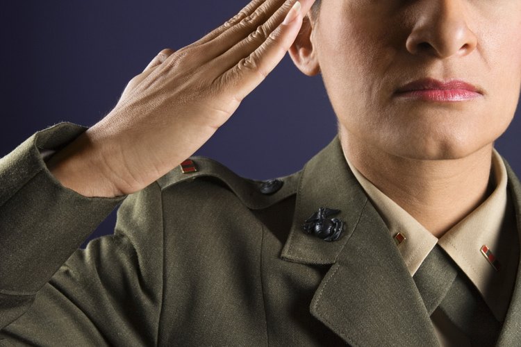 Las diferentes ramas del ejército tienen sus propias tradiciones para las ceremonias de boda.